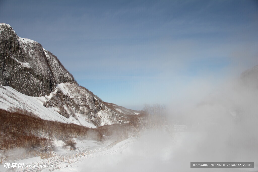 雪山云雾缭绕壮丽景观