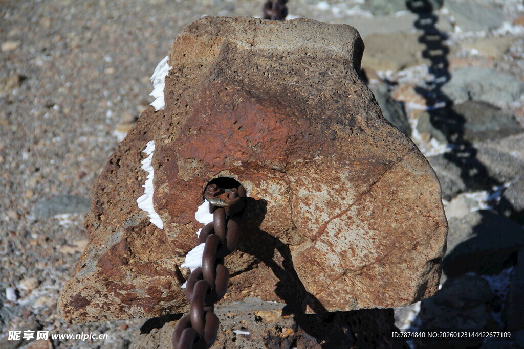 古老生锈锚链与大石 长白山