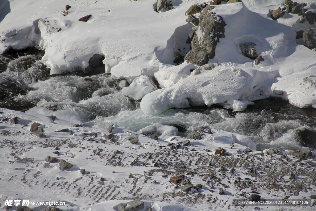 山间融雪景象 长白山