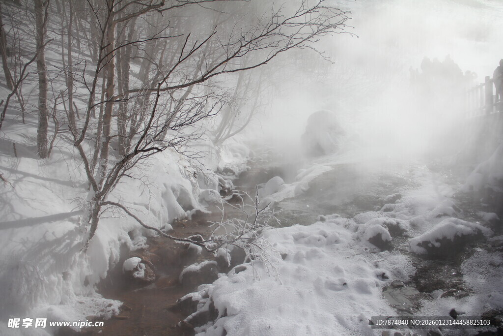 冬日雾凇覆雪溪流美景 长白山