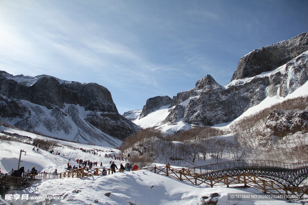 雪山下的热闹场景 长白山