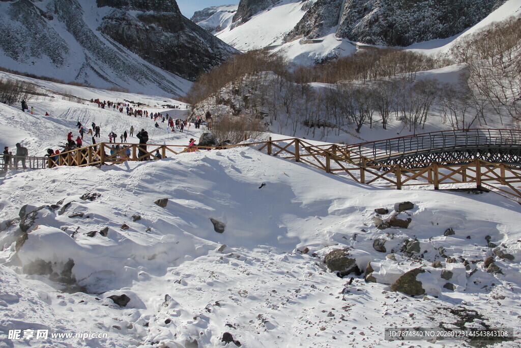 雪山下的热闹人群 长白山