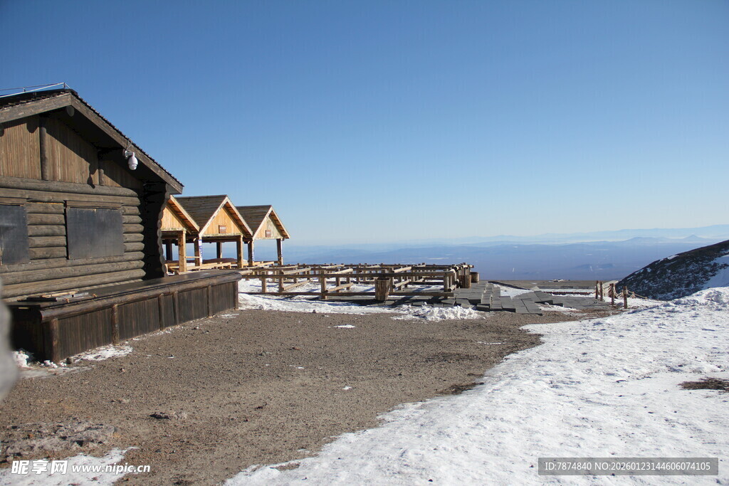 雪山旁的木屋景观 长白山