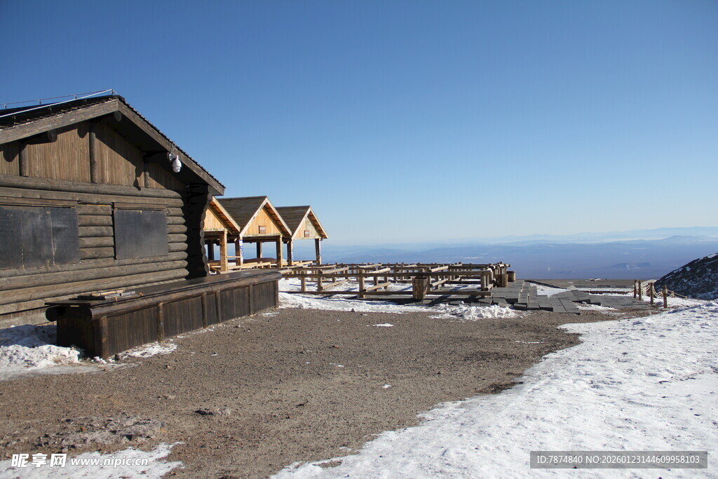 山顶木屋旁的冬日景致 长白山