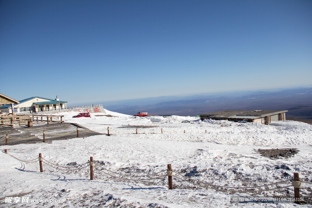 雪覆山顶的美丽景象 长白山
