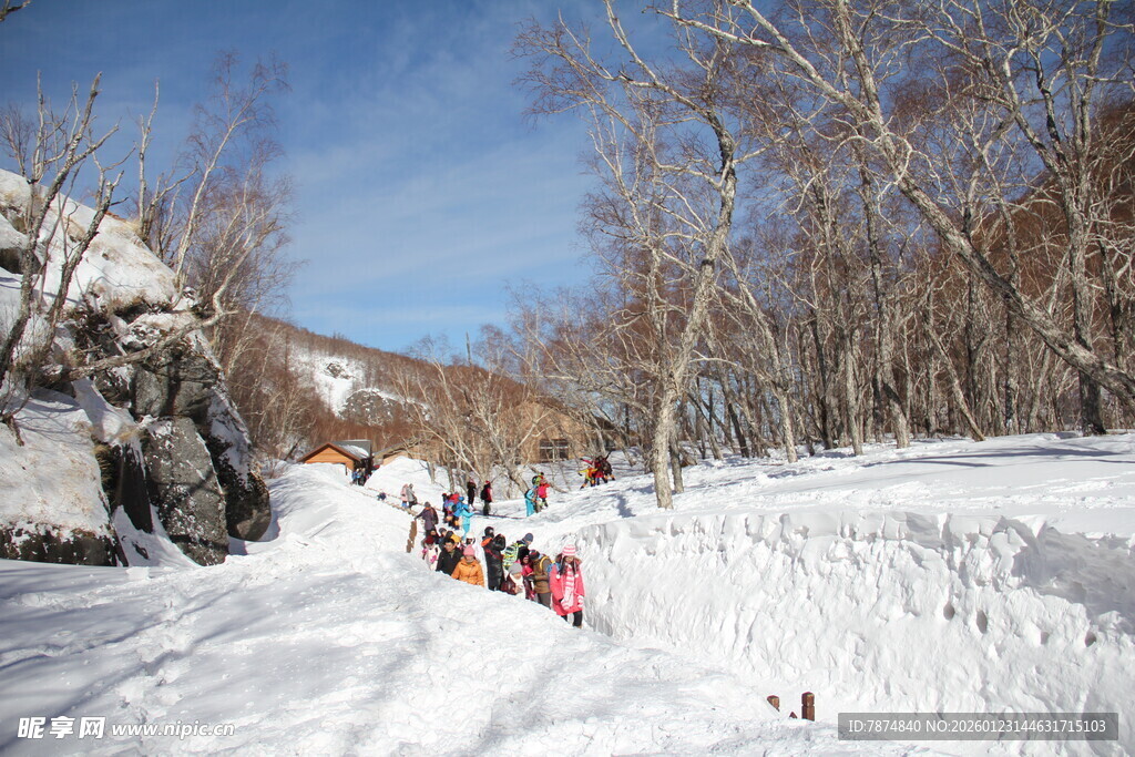 冬日雪地中的欢乐人群 长白山