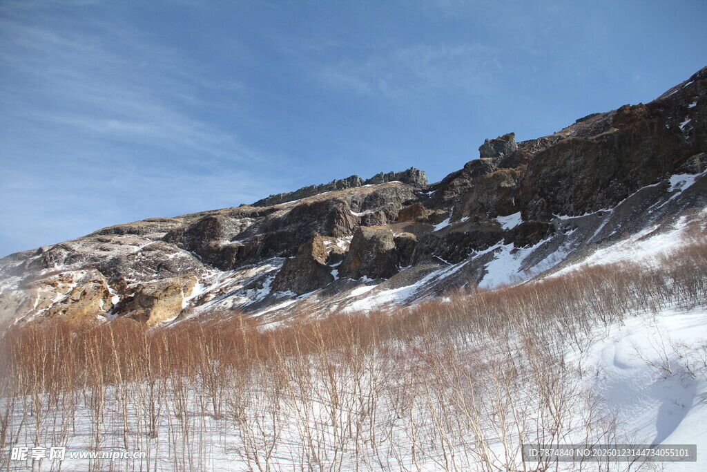 雪覆山丘与枯黄植被景观 长白山