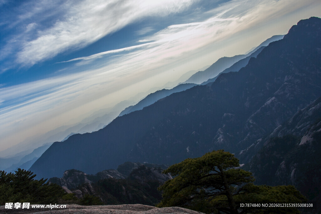 壮丽山景与蓝天