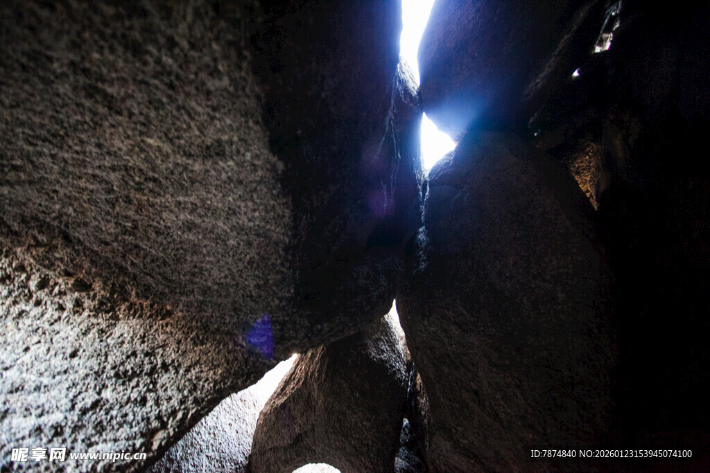 洞穴探险中的光线与绳索
