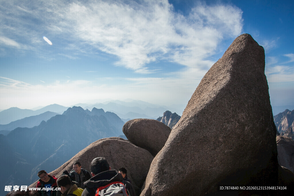 山顶巨石旁的壮丽风景