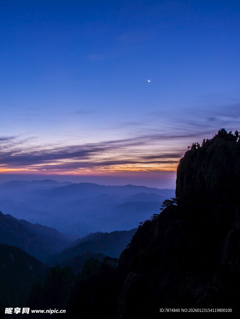 山间云海日出壮丽景观