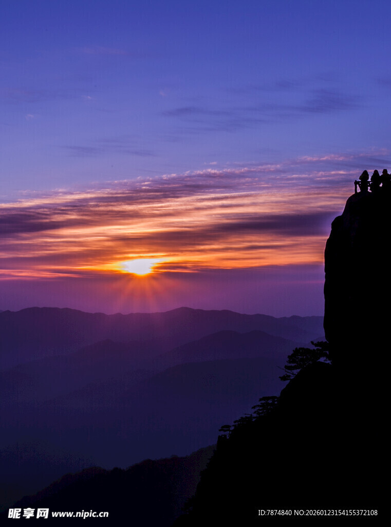 山巅壮丽日出美景