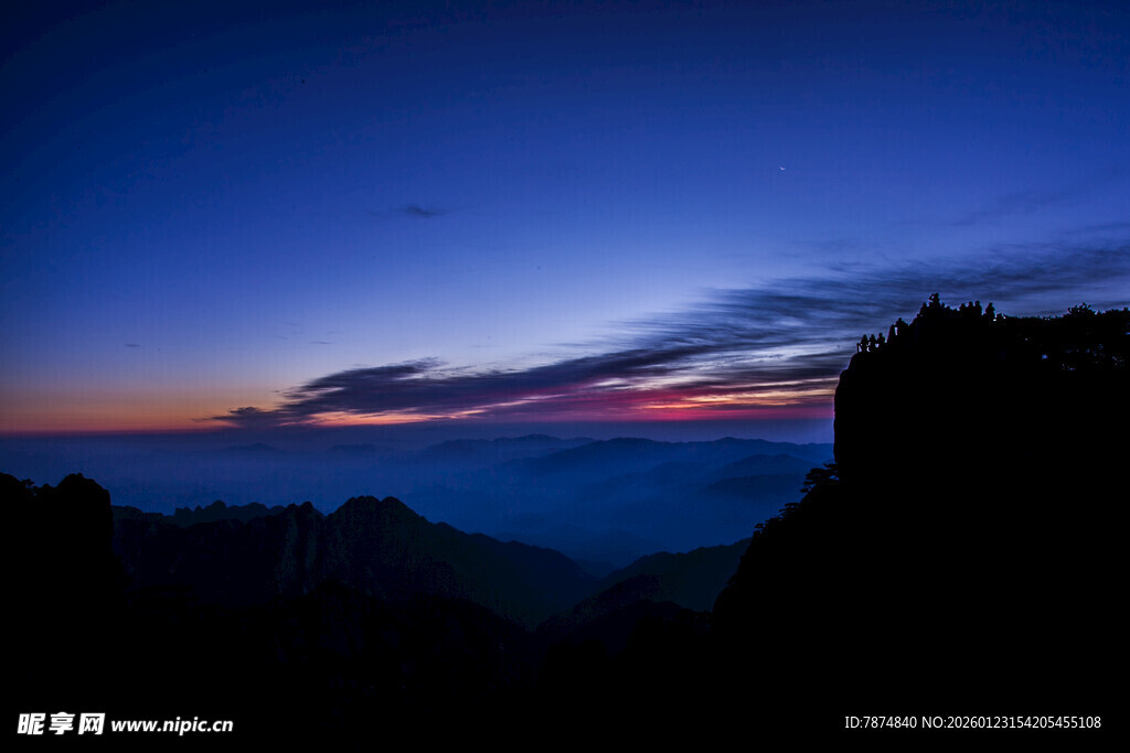 夜幕下的壮丽山景
