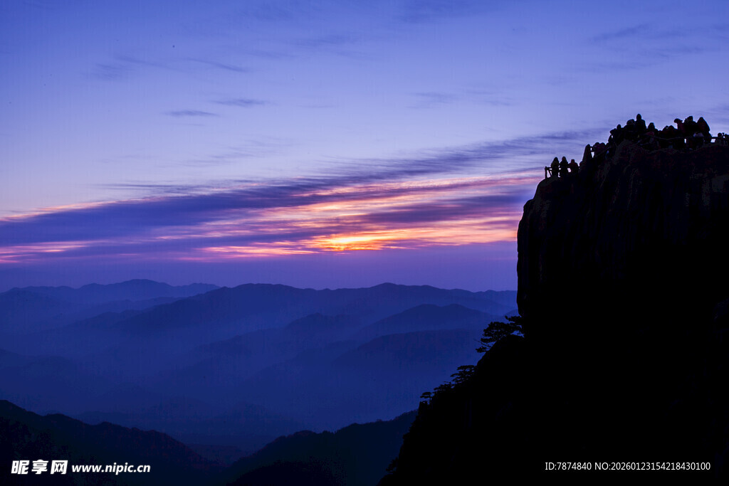 山间暮色中的壮丽云海景观