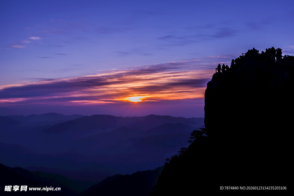 山顶观绝美日出云海