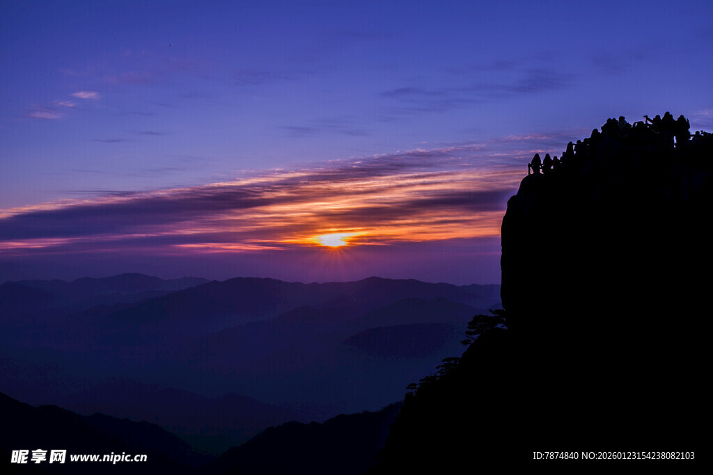 山顶壮丽日出美景