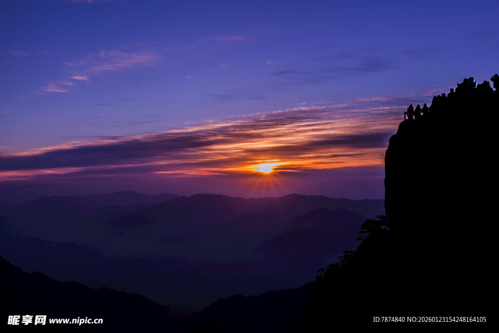 悬崖边的壮丽日落美景