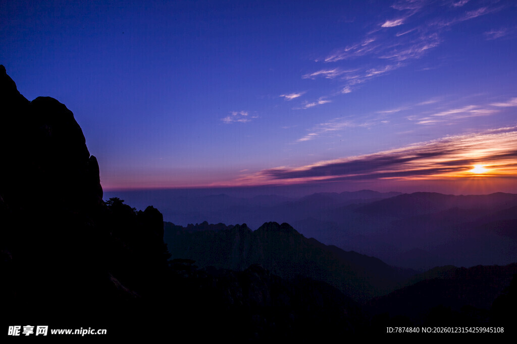 壮丽山巅日落美景