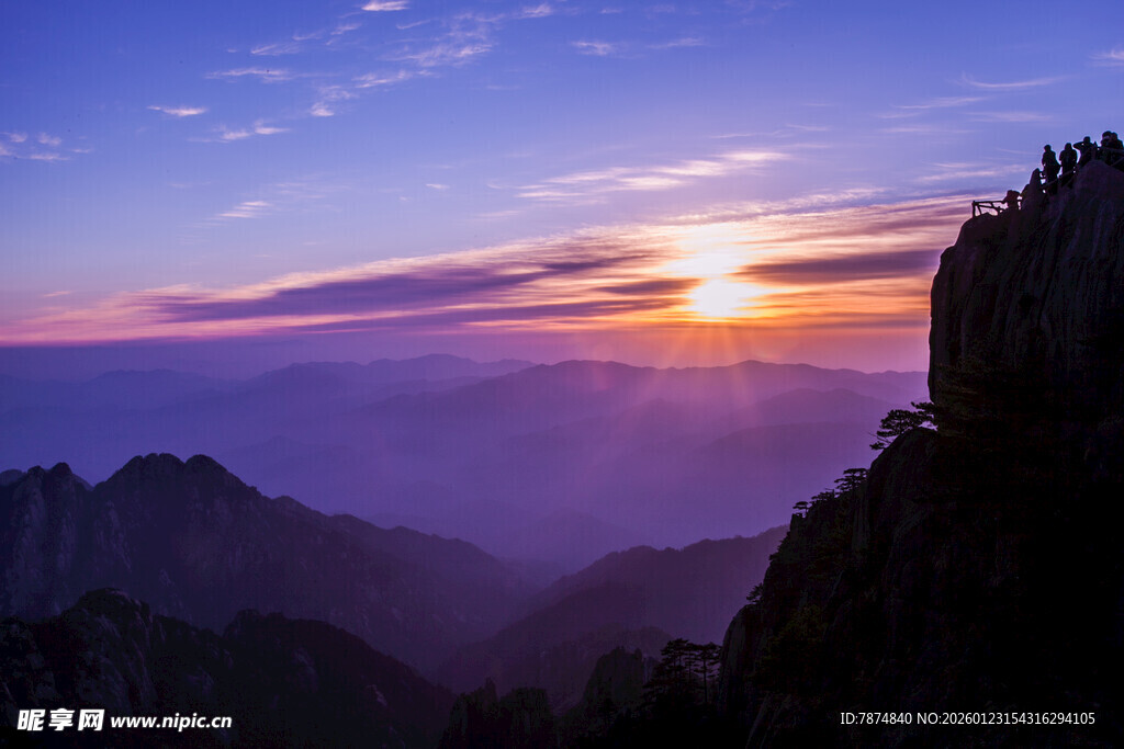 壮丽山巅日出美景