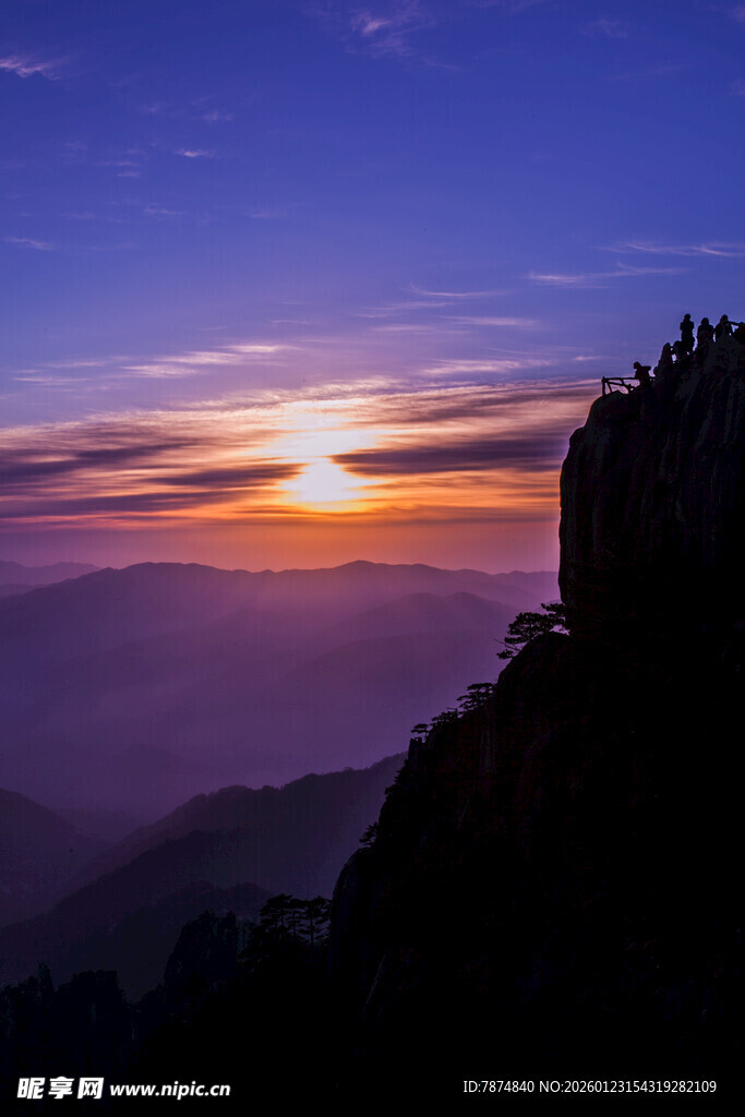 山顶观壮丽日出美景