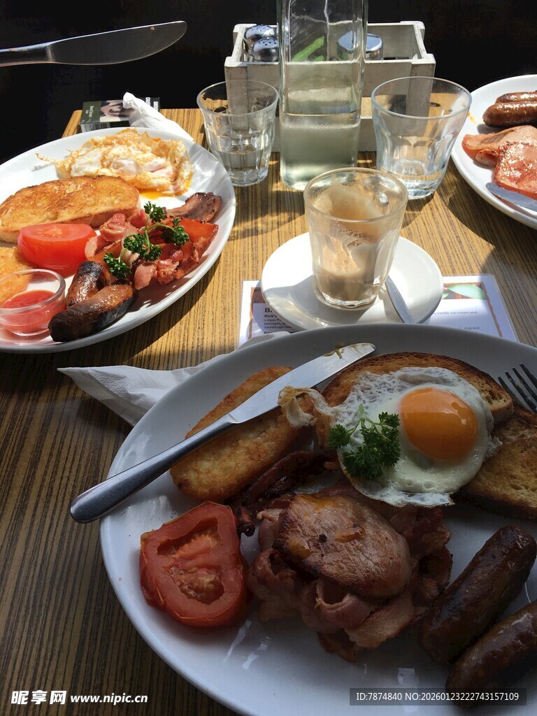 丰盛美味的西式早餐拼盘