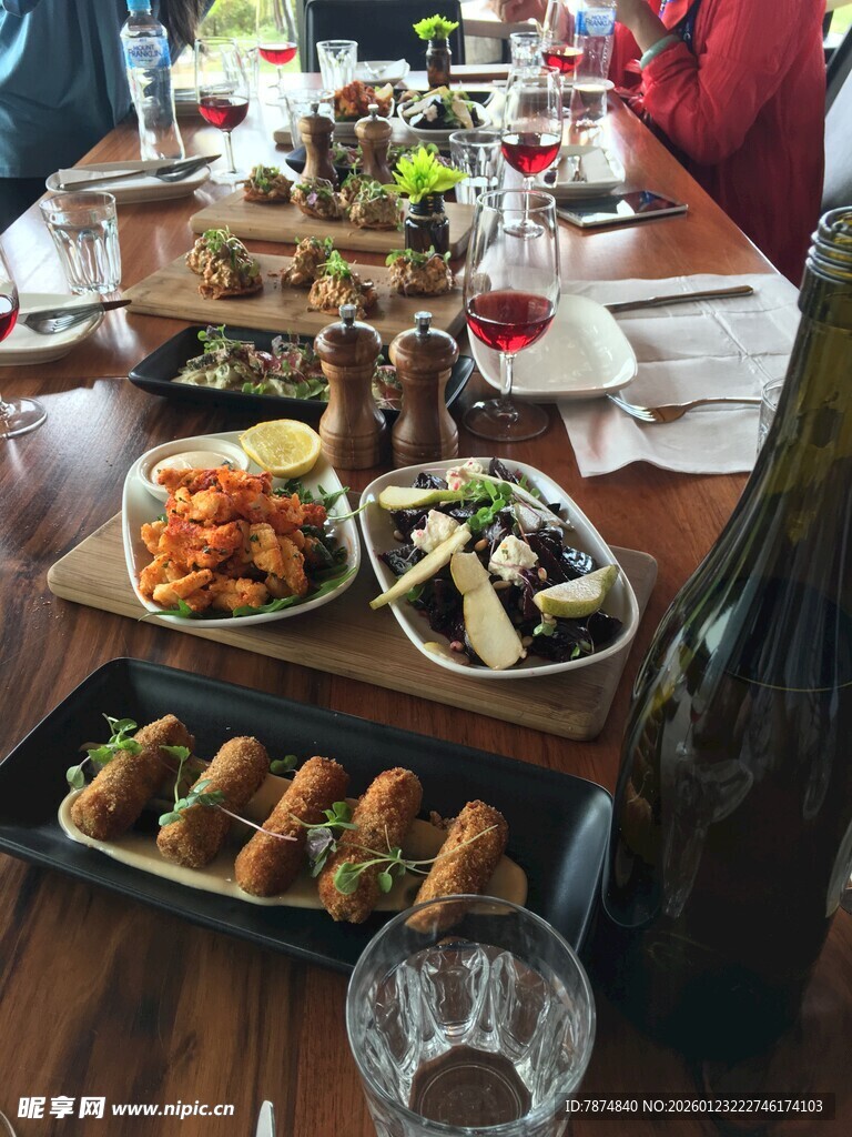 丰盛餐桌美食聚会场景