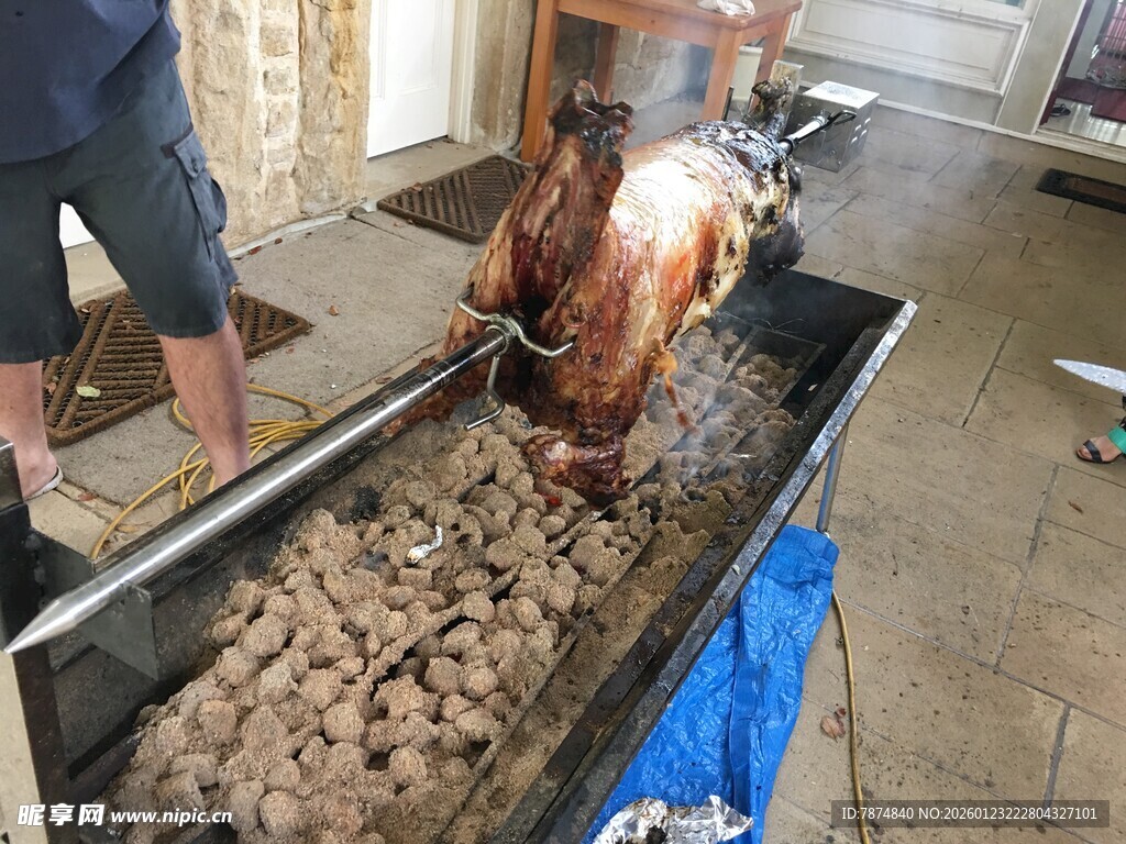 户外烤全猪现场