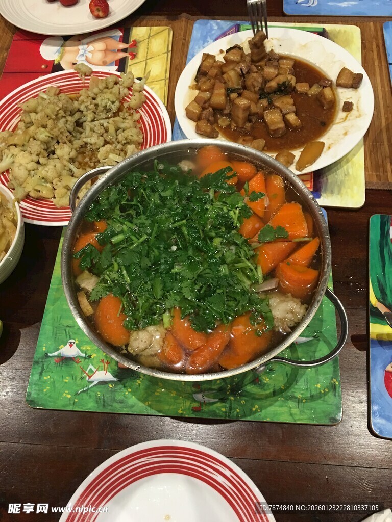 丰盛美味的家庭聚餐菜肴