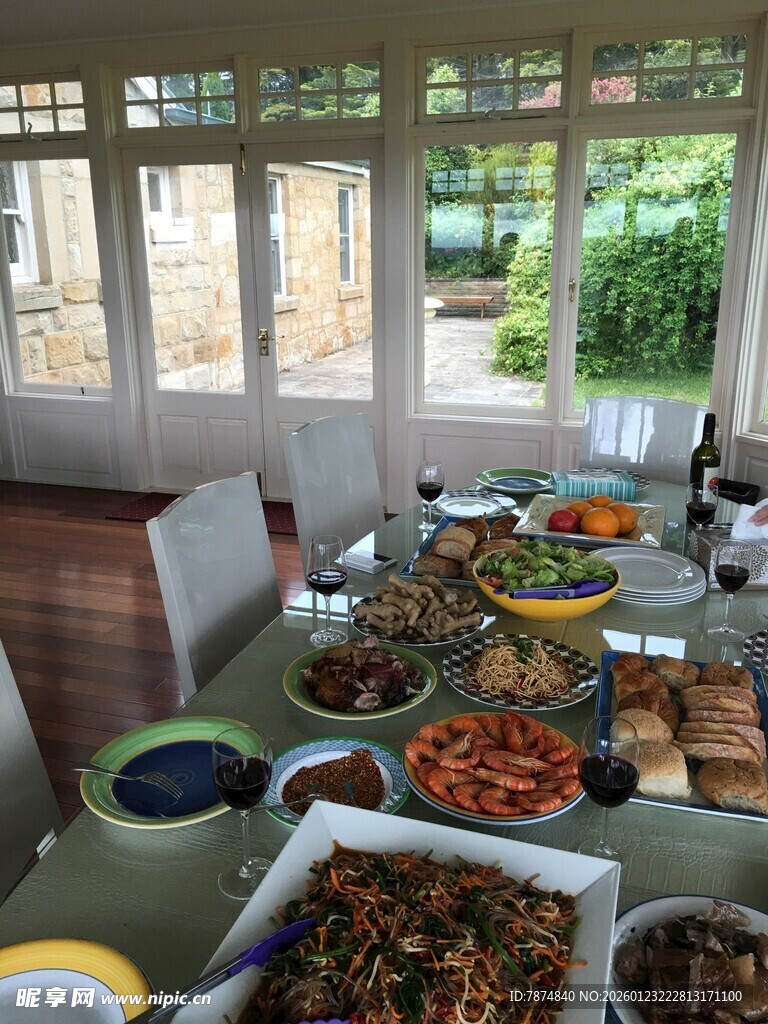 丰盛户外美食聚会场景