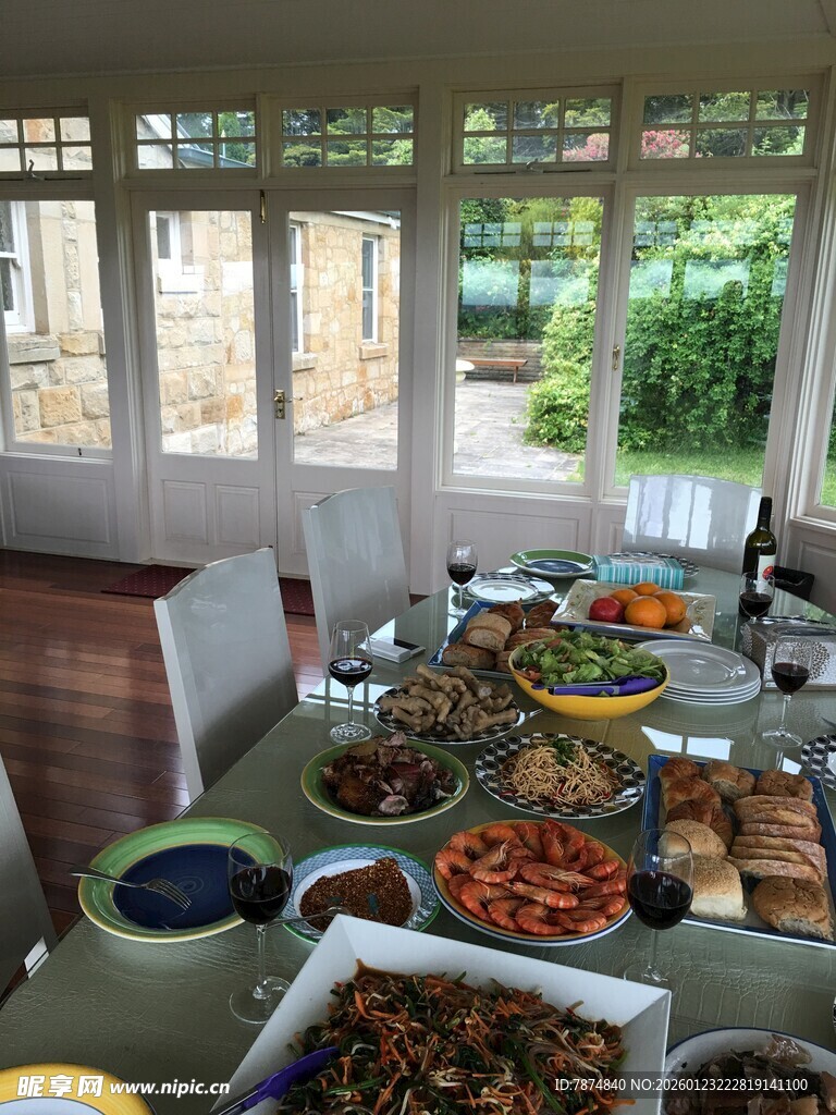 丰盛自助餐摆放在明亮室内