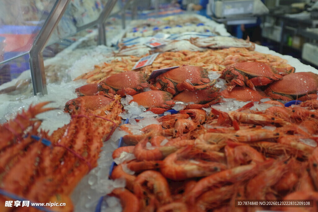 海鲜市场的大量鲜虾陈列