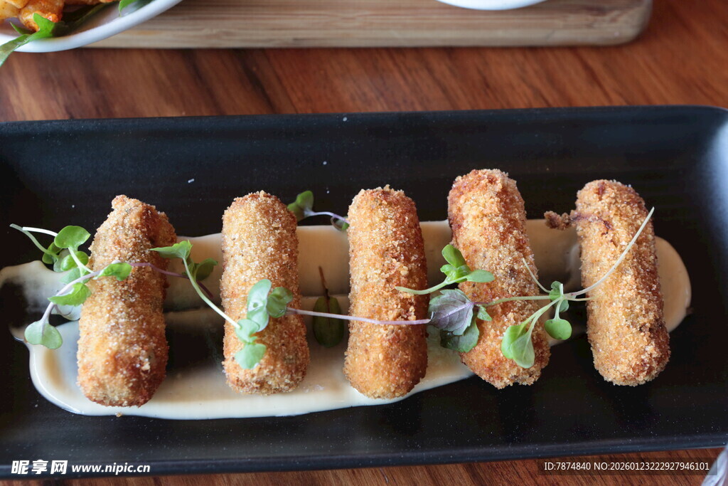 香酥炸物配酱汁摆盘精致