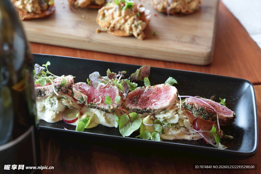 美味牛肉沙拉摆盘精致