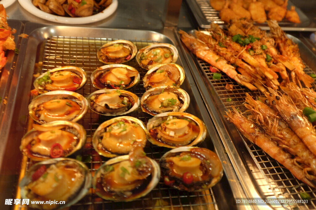 多样美味海鲜小吃陈列