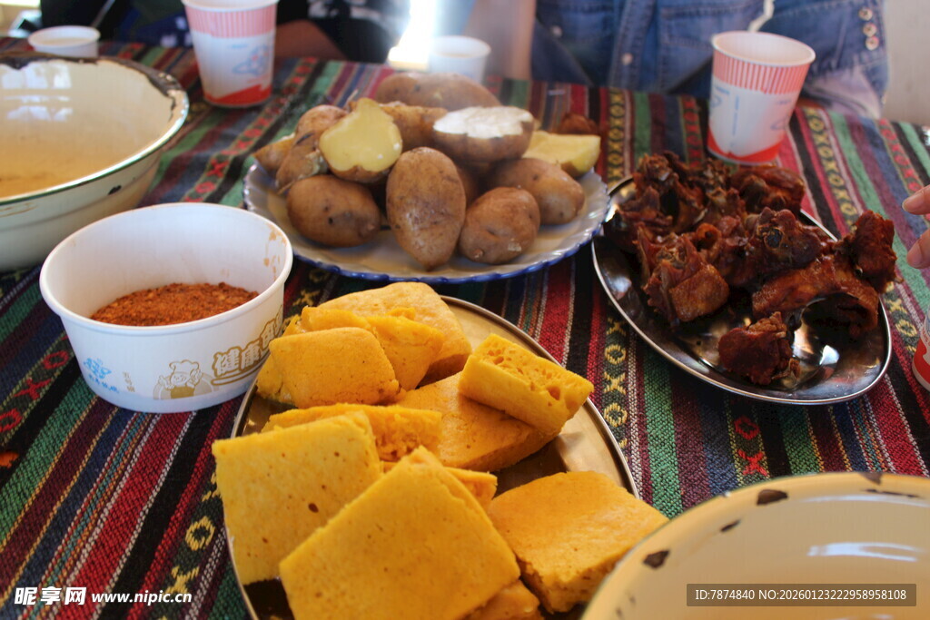 丰盛多样的特色美食拼盘