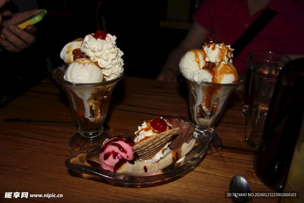 精致美味的多样冰淇淋甜点