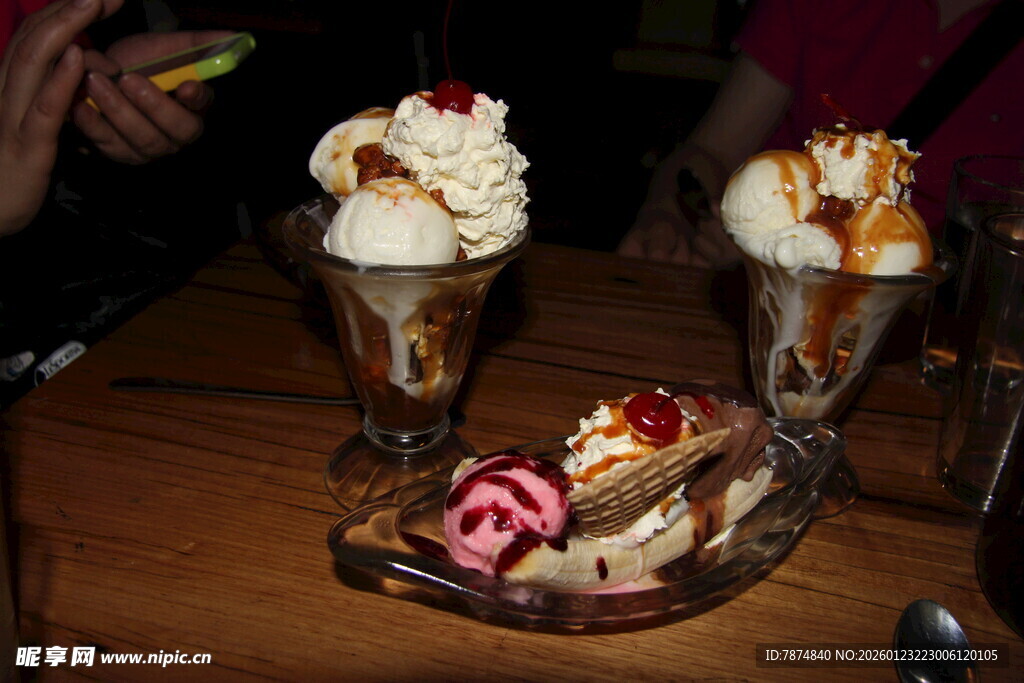 精致美味的创意冰淇淋拼盘