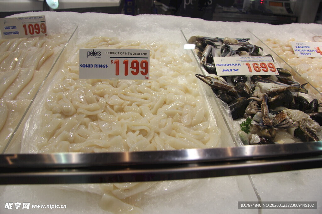 超市货架上的大米和干货