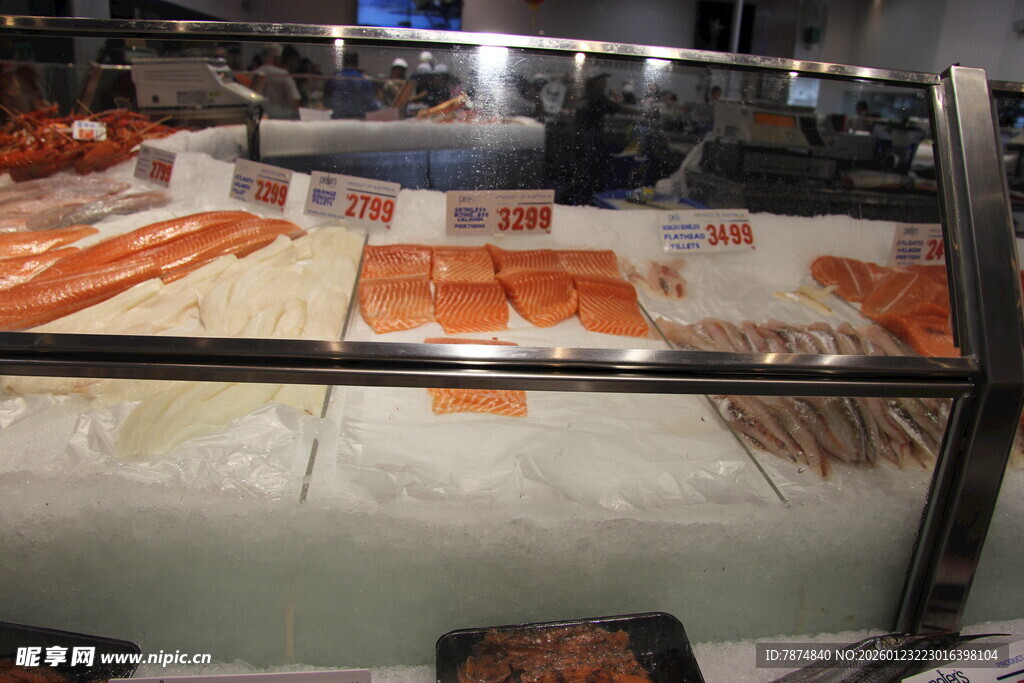 新鲜陈列的多样海鲜食材