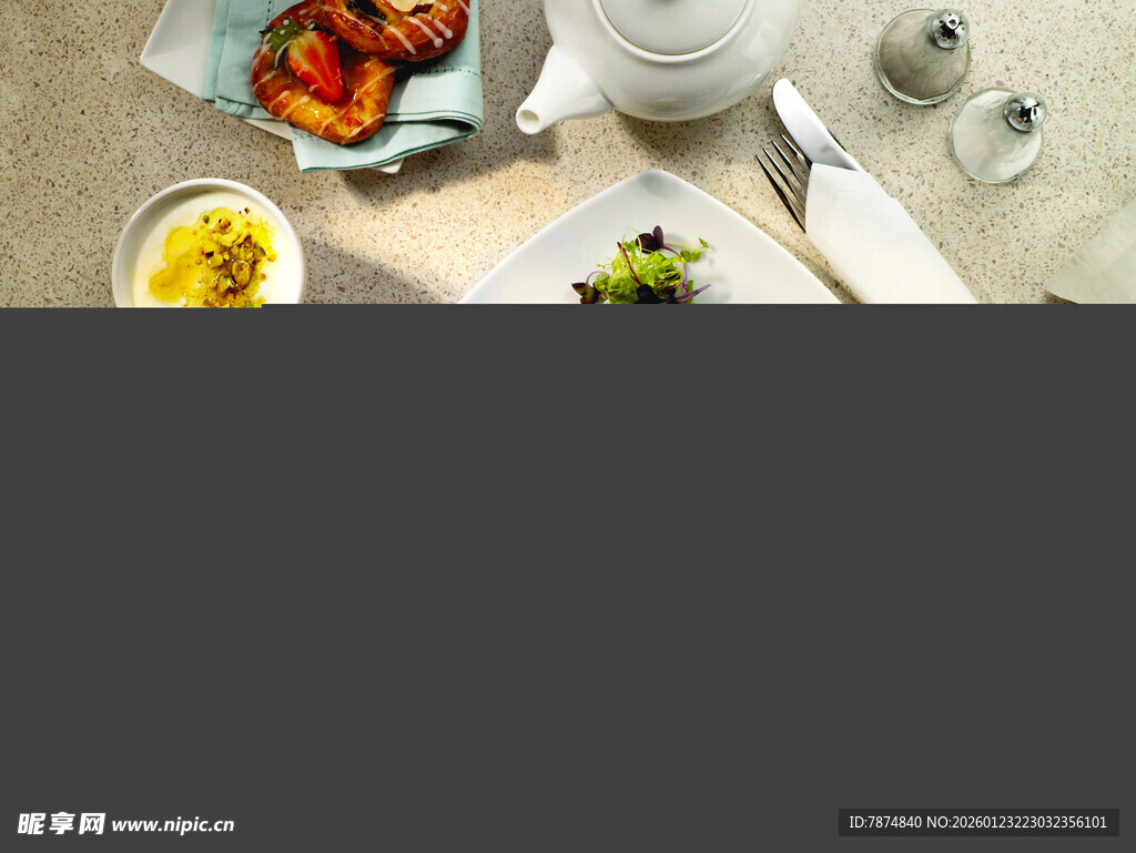 精致餐食摆放在优雅餐桌