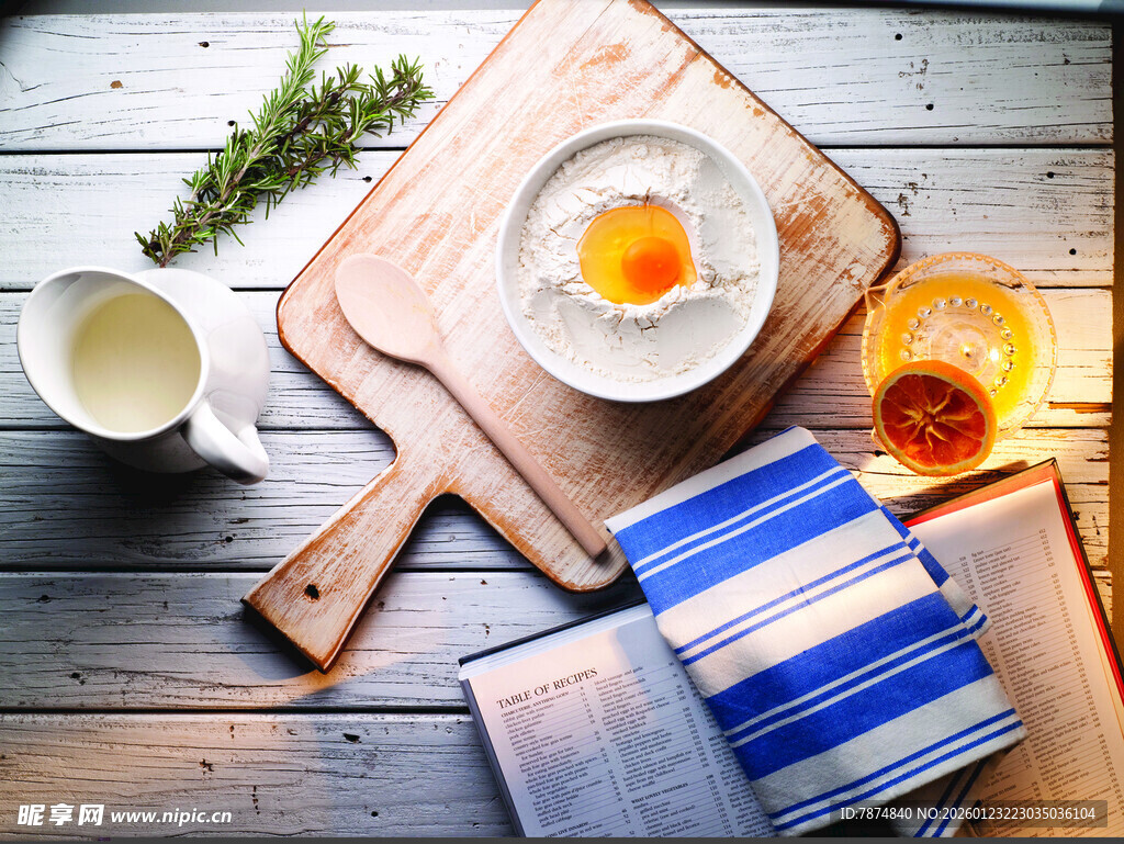 木质桌上的早餐静物组合