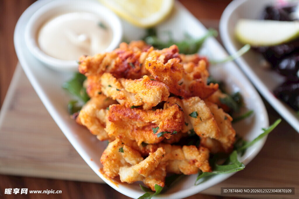 美味炸鱿鱼配蘸酱