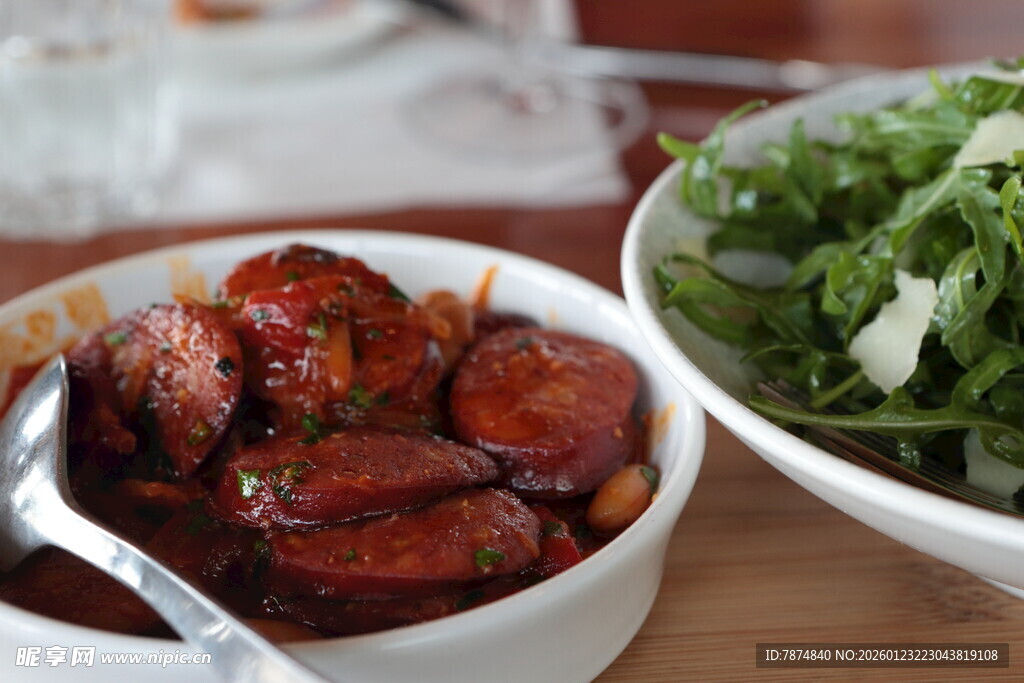 美味卤味与清新蔬菜拼盘