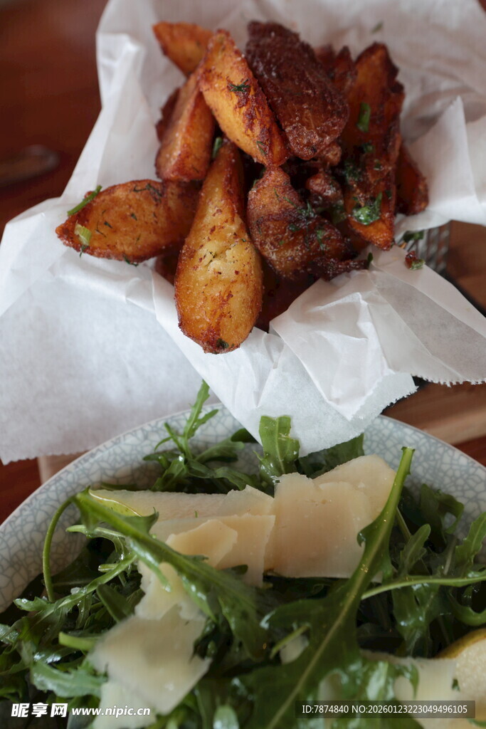 烤鸡翅配蔬菜沙拉