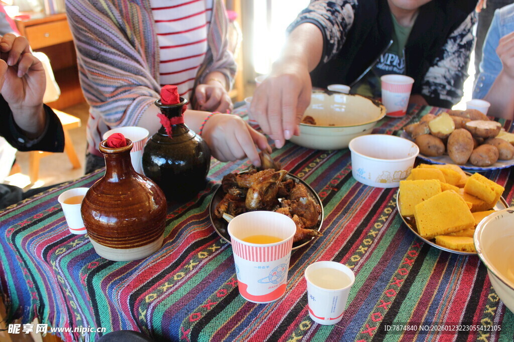户外野餐美食欢乐场景