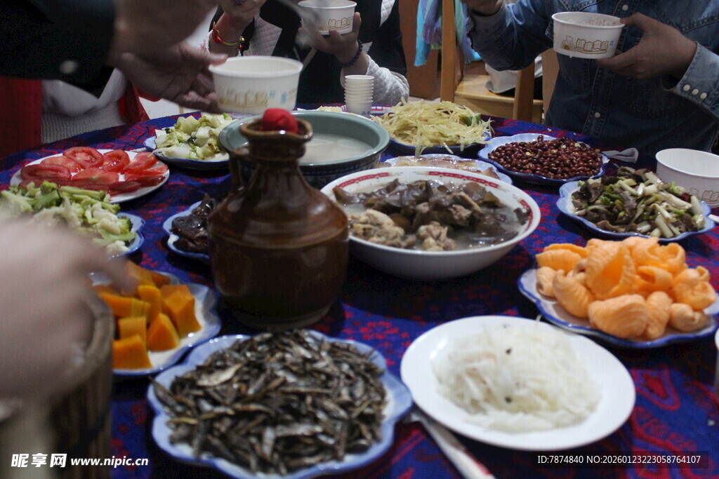 丰盛民族美食聚餐场景