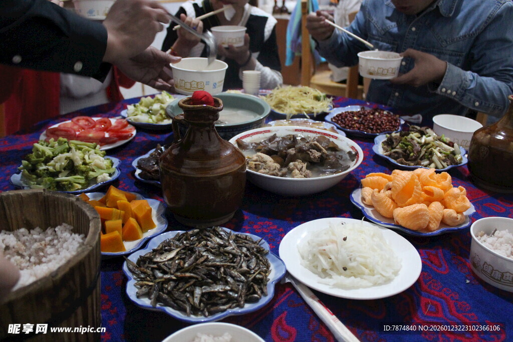 丰盛民族美食聚餐场景