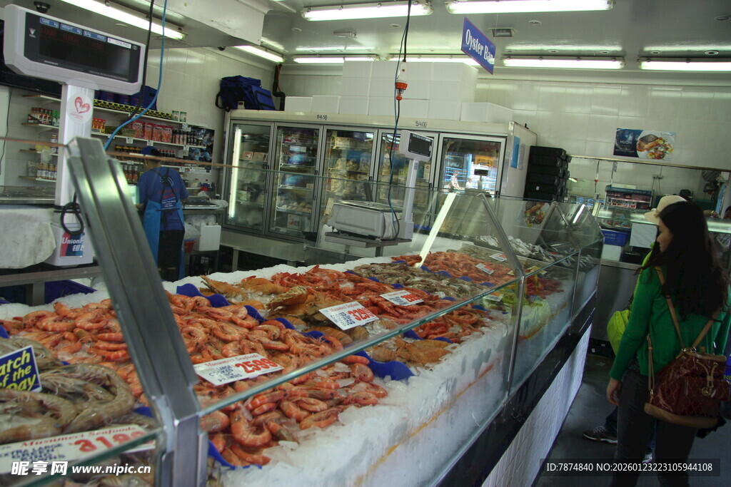 超市海鲜区丰富的海鲜陈列
