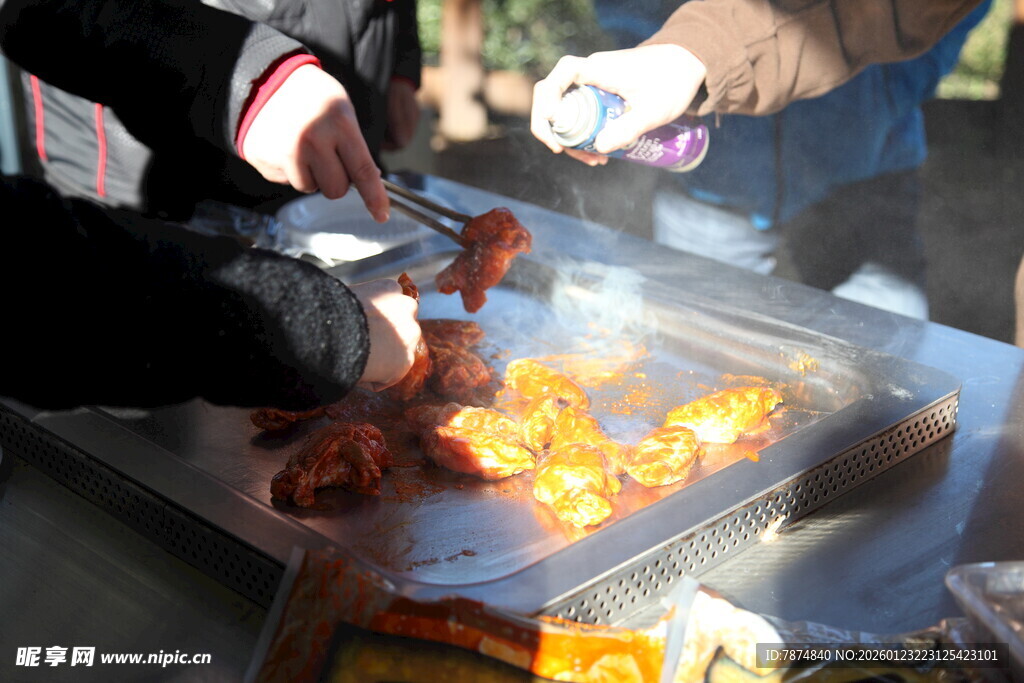 街头美食摊位现场烹饪