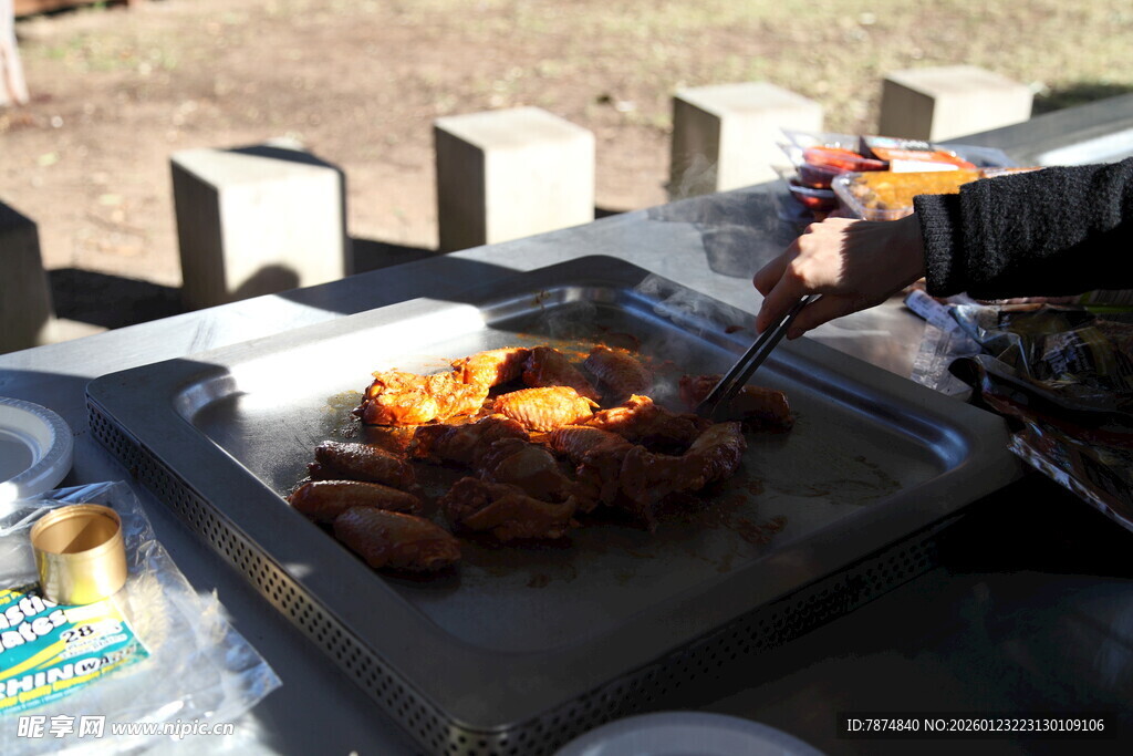 户外烧烤架上的美味食物